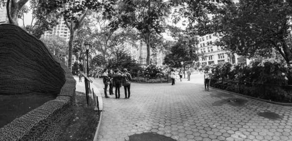 Нью Йорк Июнь 2013 Манхэттен Парк Перед Зданием Flatiron — стоковое фото