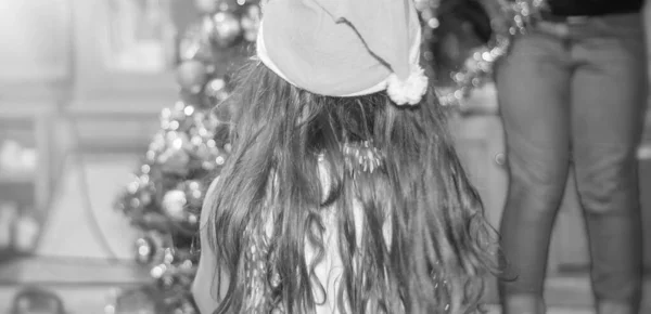 Νεαρό Κορίτσι Διακόσμηση Χριστουγεννιάτικο Δέντρο Ένα Φίλο — Φωτογραφία Αρχείου
