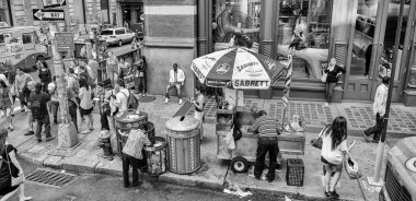 NEW YORK CITY - HAZİRAN 2013: Yazın Manhattan sokaklarında.