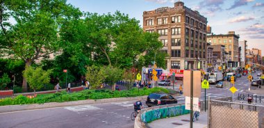 NEW YORK CITY - 10 Haziran 2013: Günbatımında Brooklyn sokakları ve binaları.