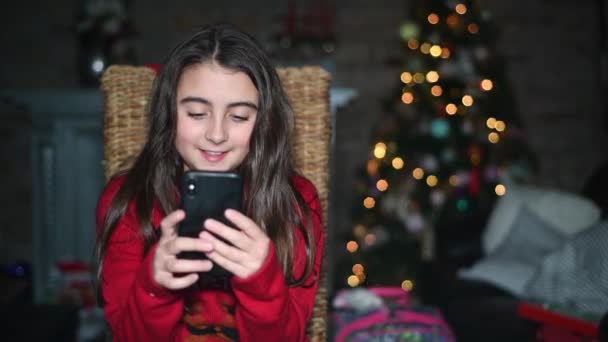 Giovane ragazza a casa per Natale sognando vacanza al mare — Video Stock