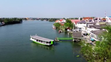 MAEKLONG, THAILAND - 15 ARALIK 2019: Nehir ve demiryolu pazarı ile Maeklong şehir manzarasının inanılmaz hava manzarası