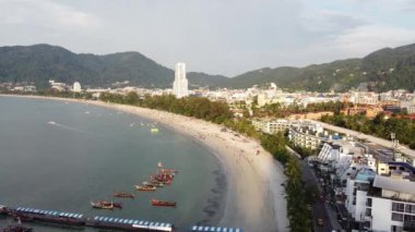 Patong Sahili ve Phuket şehir manzarası gün batımında, Tayland