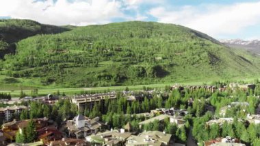 Vail otellerinin ve şehir evlerinin havadan görünüşü, Colorado, ABD