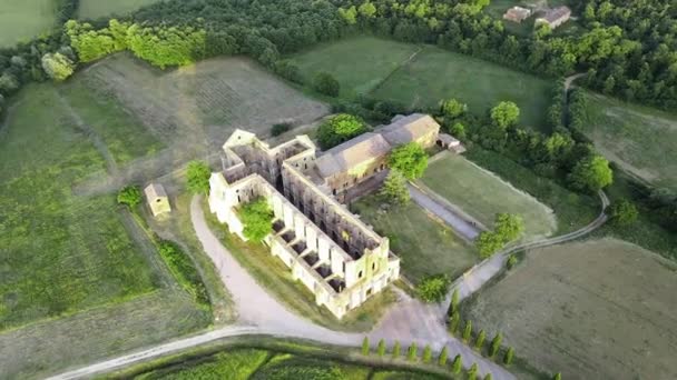 Abadia de San Galgano Open, Orcia Valley, Toscana. Vista aérea circular ao pôr do sol — Vídeo de Stock