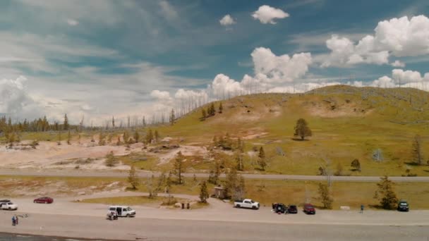 Yellowstone Gölü ve tepeleri bulutlu bir günde, Wyoming hava manzarası — Stok video