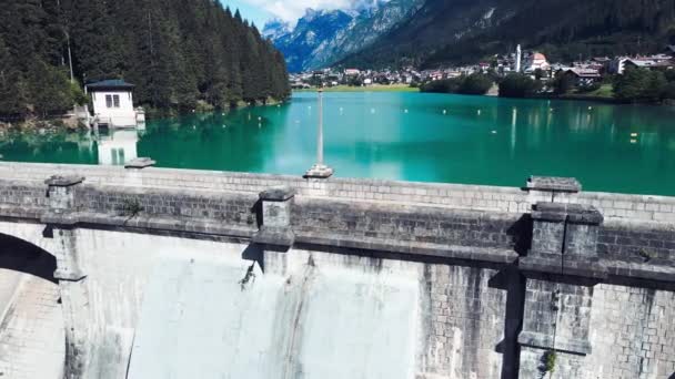 Alpin sjö och damm på sommaren, utsikt från drönare, Auronzo, italienska dolomiter — Stockvideo