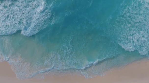 Küste als Hintergrund, Luftaufnahme. Türkisfarbener Wasserhintergrund von oben. Sommerliche Meereslandschaft aus der Luft — Stockvideo