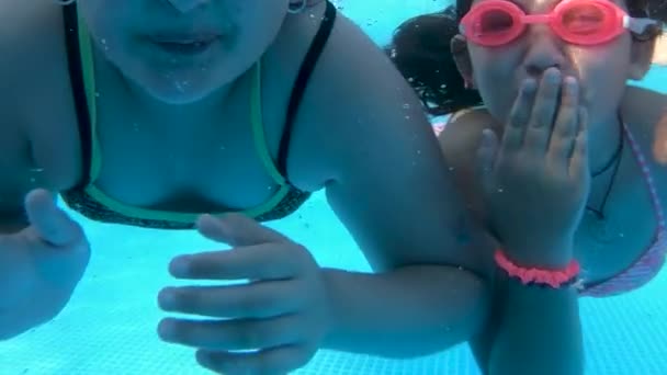 Gruppo di quattro bambini sott'acqua in una bella piscina — Video Stock