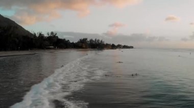 Mauritius 'un Flic En Flac Beach' ten gün batımındaki hava görüntüsü.