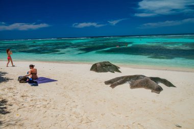 LA DİGUE, SEYCHELLES - 11 Eylül 2017: Turistler La Digue 'da güzel bir plajın tadını çıkarıyorlar.