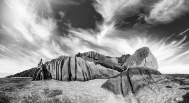 Gün batımında La Digue Anse Kaynak Argent panoramik görünümü, Seyşeller.