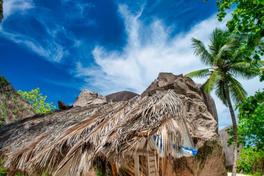 Güzel bir tropikal sahilde saman kulübeleri.