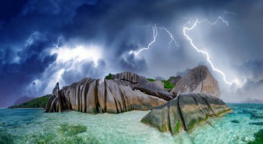 Fırtına sırasında La Digue Anse Kaynak Argent panoramik görünümü, Seyşeller.