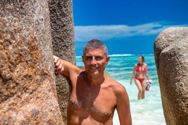 Glücklicher Mann Angelehnt Einen Felsen Tropisches Ziel Urlaubs Und Reisekonzept — Stockfoto