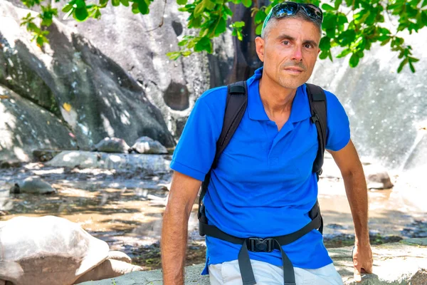 Mutlu adam güzel bir sahilde, tropikal bir yerde eğleniyor. Tatil ve seyahat kavramı.