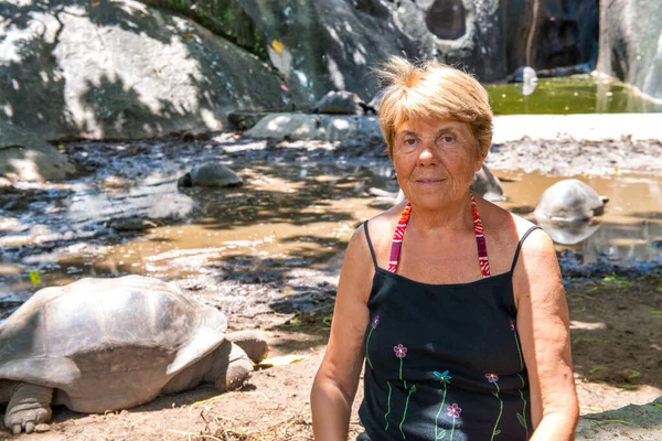 Donna Anziana Felice Godendo Una Bella Spiaggia Destinazione Tropicale Vacanza — Foto Stock