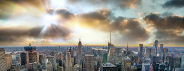 New York City inanılmaz günbatımı silüeti. Kışın çatıdan hava manzarası. Manhattan gökdelenleri