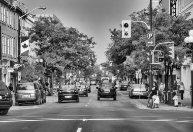 QUEBEC, CANADA - AĞUSTOS 2008: Yaz mevsiminde Kanada 'nın küçük bir kasabasında trafik.