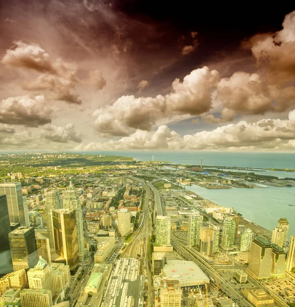 Toronto Şehrinin Hava Görüntüsü Alacakaranlıkta Yükseliyor Günbatımı Gökyüzü Renkleri Kanada — Stok fotoğraf