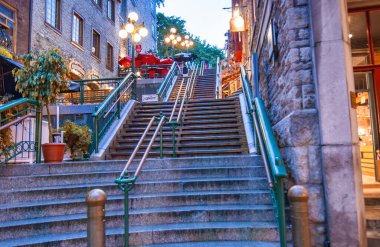 QUEBEC CITY, CANADA - Ağustos 2008: Yağmurlu bir yaz gecesinde Central City caddeleri.