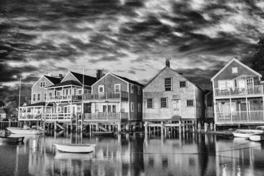 Okyanus üzerinde ahşap evler. Gün batımında su yansımaları.