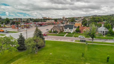 Güney Dakota 'da bulutlu bir yaz gününde Rapid City' nin Arial manzarası.