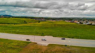 Kırsal kesimde yol, bulutlu bir günde İHA 'dan hava manzarası.