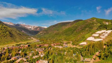 Yaz günbatımında Vail 'in panoramik hava görüntüsü, Colorado, ABD