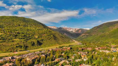 Yaz günbatımında Vail 'in panoramik hava görüntüsü, Colorado, ABD