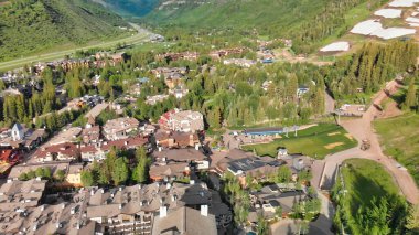 Yaz günbatımında Vail 'in panoramik hava görüntüsü, Colorado, ABD
