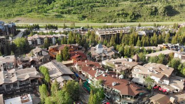 Vail, Colorado. Alpin kasabasının ve dağların yaz mevsiminde havadan görünüşü, ABD