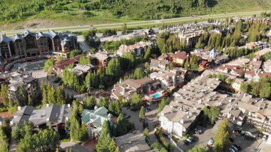 Yaz günbatımında Vail 'in panoramik hava görüntüsü, Colorado, ABD
