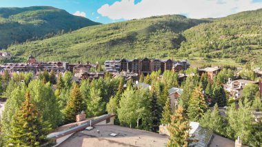 Yaz günbatımında Vail 'in panoramik hava görüntüsü, Colorado, ABD