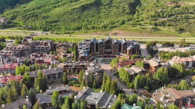 Vail, Colorado. Alpin kasabasının ve dağların yaz mevsiminde havadan görünüşü, ABD