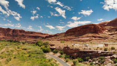 Colorado nehri ve Moab, Utah yakınlarındaki dağların havadan görüntüsü..