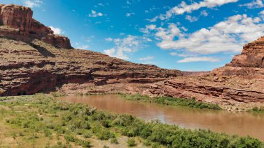 Colorado nehri ve Moab, Utah yakınlarındaki dağların havadan görüntüsü..