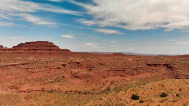 Summser sezonunda muhteşem Anıt Vadisi 'nin havadan panoramik görüntüsü, insansız hava aracı bakış açısı.