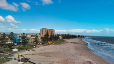 GLENELG, AUSTRALYA - 14 Eylül 2018 Kıyı boyunca uzanan binaların hava görüntüsü,