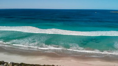 Pennington Körfezi, Kanguru Adası. Güneşli bir günde İHA 'dan inanılmaz bir kıyı şeridi manzarası.