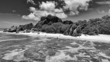 Seyşeller 'deki La Digue adasının güzel sahil manzarası..