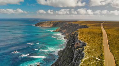 Kanguru Adası 'ndaki Flinders Chase Ulusal Parkı. Güneşli bir günde insansız hava aracından inanılmaz bir yol ve sahil manzarası..
