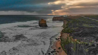 Büyük Okyanus Yolu 'nda, gün batımında 12 Havari' nin inanılmaz hava manzarası. Avusturalya.