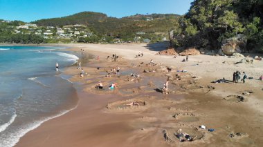 Coromandel Yarımadası, Yeni Zelanda 'nın doğu kıyısındaki Sıcak Su Beachi' si. Drone hava görüntüsü.
