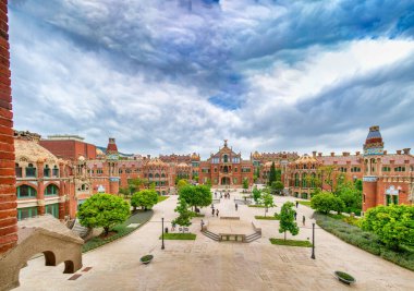 BARCELONA, İSPAN - 12 Mayıs 2018: Kutsal Haç Hastanesi ve Aziz Paul 'un günbatımındaki panoramik manzarası.