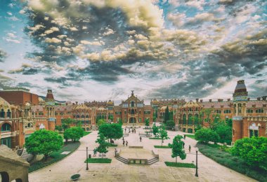 BARCELONA, İSPAN - 12 Mayıs 2018: Kutsal Haç Hastanesi ve Aziz Paul 'un günbatımındaki panoramik manzarası.