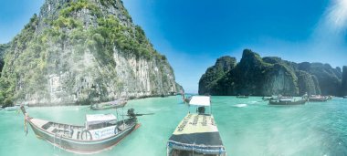 PHI PHI LEH, THAILAND - 24 Aralık 2019: Maya Körfezi 'ndeki turistler, resif gençleştirme için kapalı.