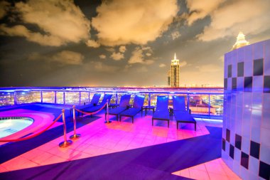 DUBAI, BAE - 11 Aralık 2016: Şeyh Zayed Yolu boyunca yer alan Dubai şehir merkezindeki gökdelenlerin gece hava görüntüsü.