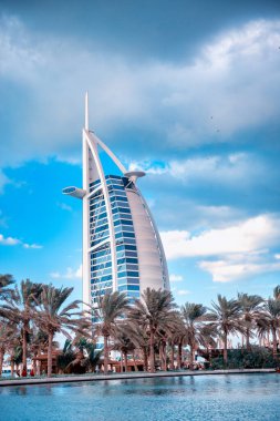 DUBAI, BAE - 11 Aralık 2016: Madinat Jumeirah 'dan Burj Al Arab.