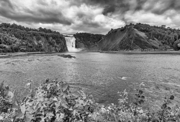 加拿大魁北克巨大的瀑布 在一个美丽的夏日 蒙特卡洛瀑布 — 图库照片